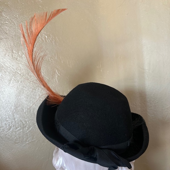 CAPTIVATING 1940s\' BLACK FELT FEDORA + UPTURNED BRIM + SALMON COLORED FEATHERS main image 11